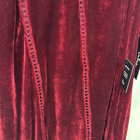 Lulu’s NWT Red Who's Who Burgundy Crocheted Lace Velvet Shift Dress Sz Large - Picture 6 of 10